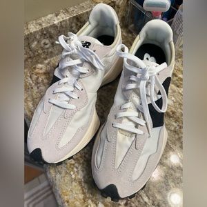 New Balance White Tan Black Lace Up Low Top Suede 327 Sneakers 9.5